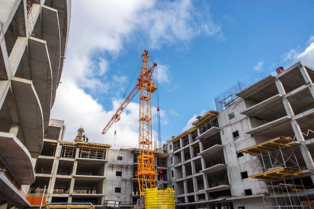 chantier d'un immeuble en construction avec grue