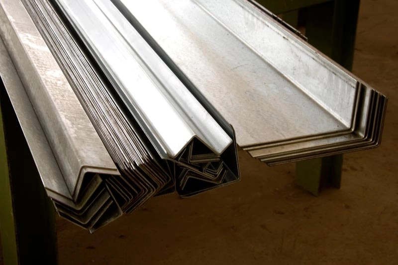 Profiles de finition et de décoration